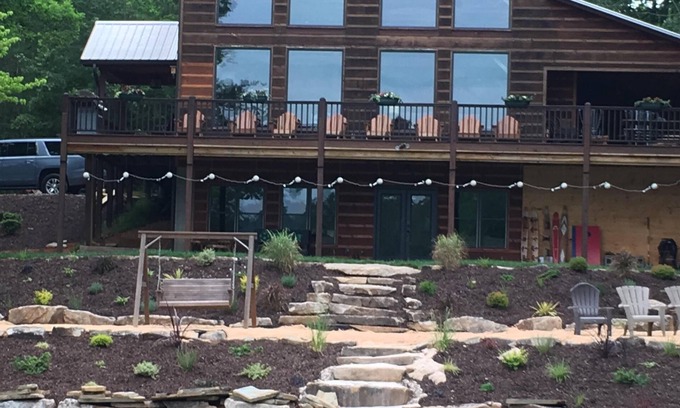 Blairsville Cabina | Epic Lake Playground en Blue Ridge Mtns Sleeps 16, bañera de hidromasaje, muelle, sala de juegos