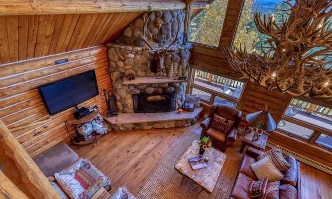 Pagosa Springs Cabina | Epic Mountain Cabin on 5 Acres, Hot Tub, Fireplace, Wildlife, Near Amenities, 5 Minutes to Town!