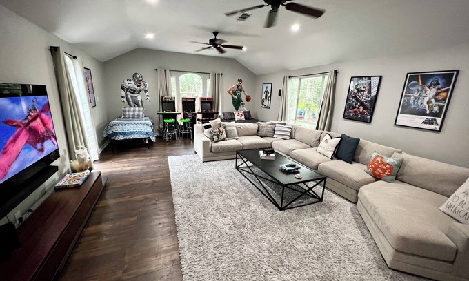 Grand Prairie Casa | Epic MOVIE ROOM Escape by Rangers & AT&T Stadium, Six Flags, and DFW Airport!
