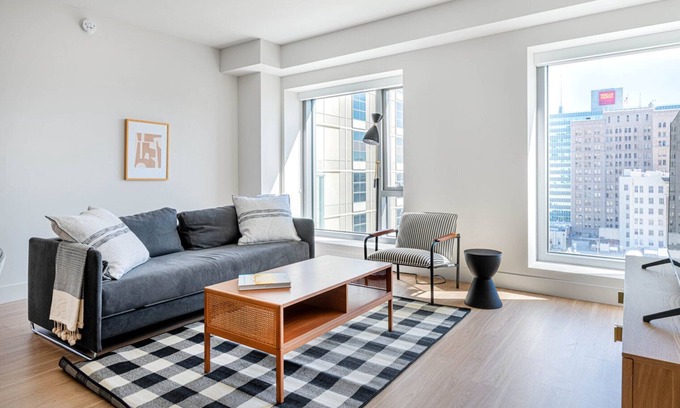 Downtown Oakland Apartamento | Epic Oakland 2BR w/ AC, W/D, Sky Deck, next to BART, by Blueground