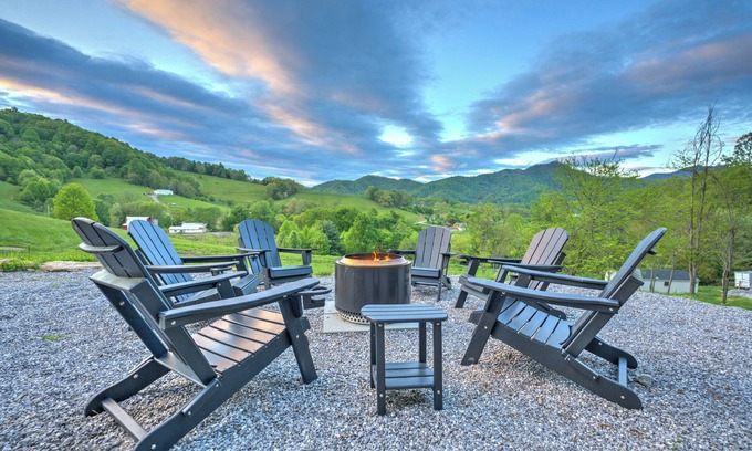 Heavens Holler Casa | Incredible Mountain Views~Hot Tub~Firepit~Deck