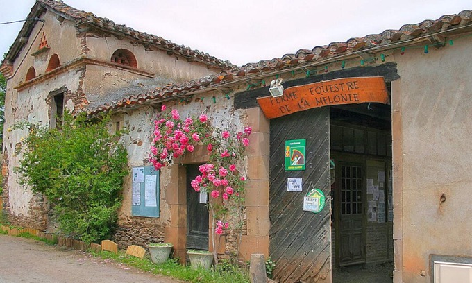 Pampelonne Casa | Relevo ecuestre de la casa antigua