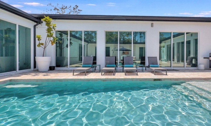 Hunt Club Casa | Luxury Villa Sleeps 15 Heated Pool + Fire Pit