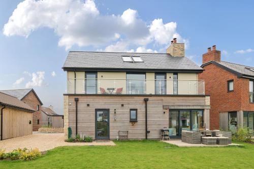 Holworth Casa | Equinox