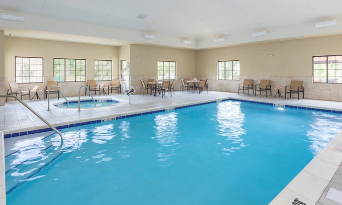 Canton Condominio | Suite King Equipada | Desayuno diario gratuito, bañera de hidromasaje compartida + piscina