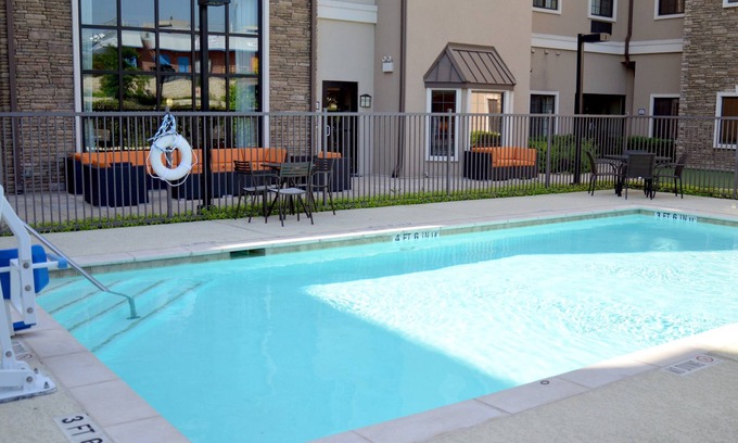 West San Antonio Condominio | ¡Suite equipada frente a Seaworld! Piscina al aire libre + gimnasio en el lugar