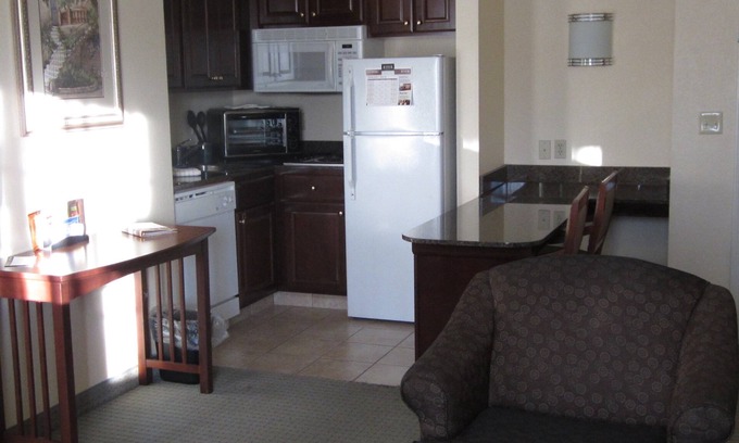 Kalamazoo Condominio | Equipped Suite | Business Center + Indoor Pool