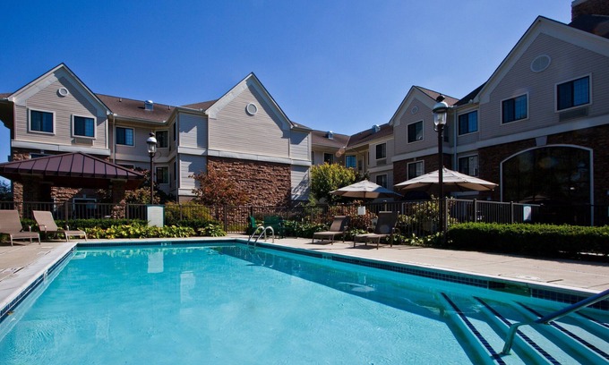 Shelby Township Apartamento | Equipped Suite | Free Breakfast, 24h Business Center + Seasonal Pool