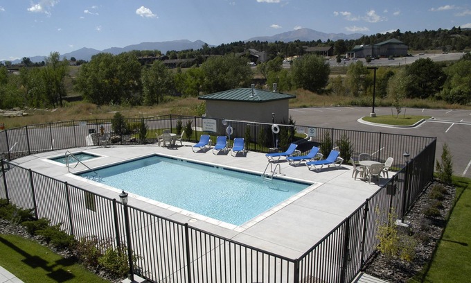 Northwest Colorado Springs Condominio | Suite equipada con desayuno GRATUITO, piscina al aire libre + acceso al gimnasio