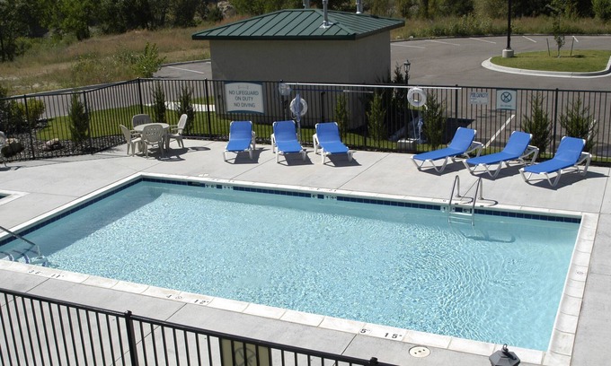 Northwest Colorado Springs Condominio | Suite equipada con acceso estacional a la piscina al aire libre. Servicio de limpieza + centro de negocios