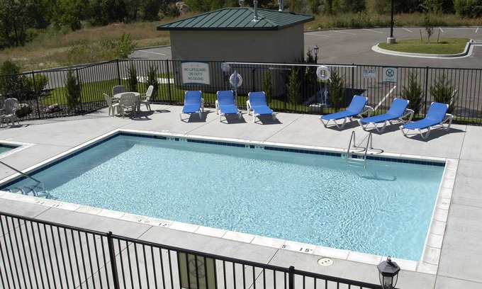 Northwest Colorado Springs Condominio | Equipped Suite with Seasonal Outdoor Pool Access! Housekeeping + Business Center