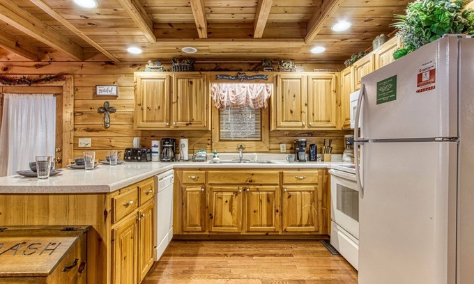Pigeon Forge Cabina | Er312- Bear Mountain Memories- Great Location- Close To Town 6 Bedroom Cabin by RedAwning