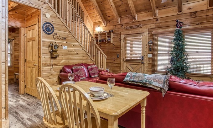 Pigeon Forge Cabina | Er317 - The Cubby Hole - Great Location - Close To Town 1 Bedroom Cabin by RedAwning