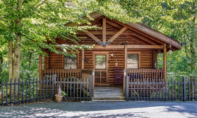 Pigeon Forge Cabina | Er44 - Rising Eagle - Great Location! Close To Town! 2 Bedroom Cabin by RedAwning