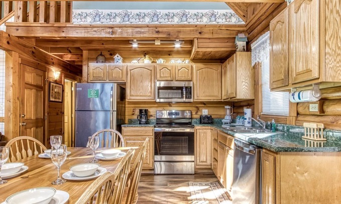 Pigeon Forge Cabina | Er92 - Virginia's Villa - Great Location! Close To All The Action! 5 Bedroom Cabin by RedAwning