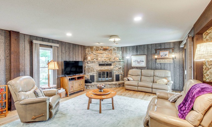 Neosho County Casa | Erie Farmhouse w/ Fire Pit + Grill: Pets Welcome!