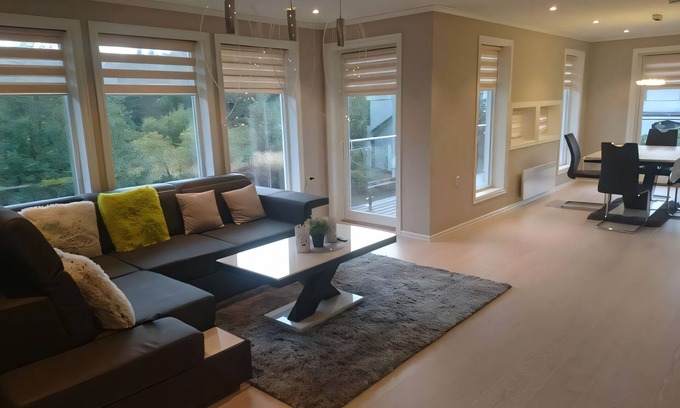 Florø Apartamento | Erika's Apartment: Central Kalvåg Stay with Mountain Views and Nearby Sea