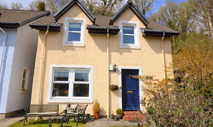 Cairnbaan Casa | Eriska, nearby Crinal Canal, pet friendly