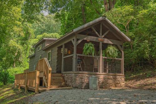 Lookout Valley Neighborhood Association Casa | Ernie Cabin Wauhatchie Woodlands Tiny Cabin