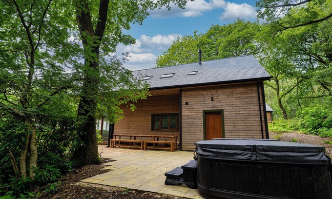 Farley Cabina | Errwood; woodland lodge for 14 with 2 hot tubs in the Staffordshire Moorlands
