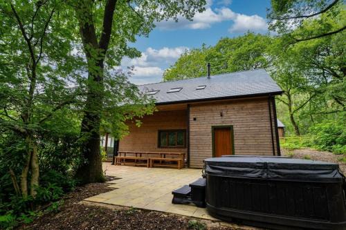 Farley Casa | Errwood, woodland lodge with hot tubs for 14