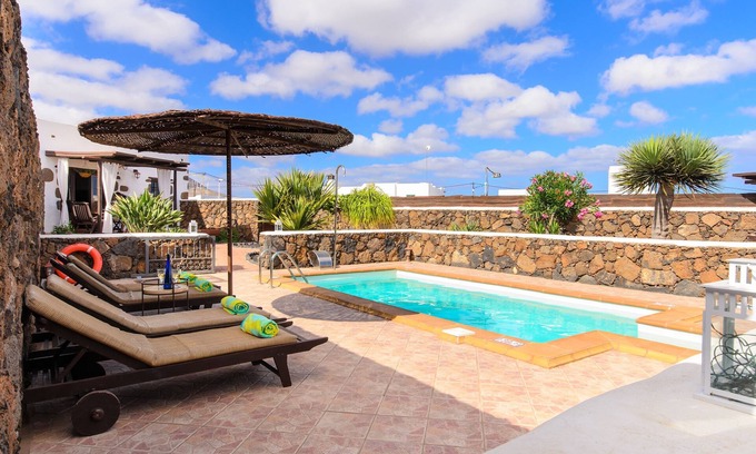 Guime Villa | Villa de estilo rústico con Wi-Fi y zona exterior con piscina y jardín; Aparcamiento disponible