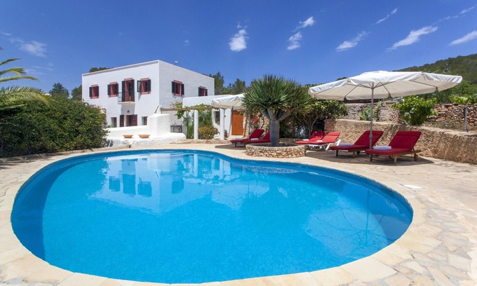 Sant Antoni de Portmany Villa | Típica casa ibicenca en Santa Ines con piscina privada