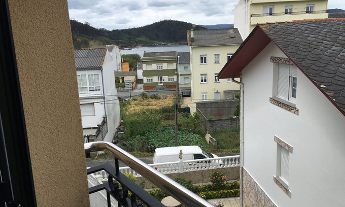 Porto de Espasante Apartamento | Apartamento en urbanizacion con piscina, balcón y vistas al mar y al campo