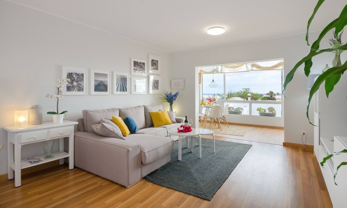 Playa del Cable Apartamento | Apartamento "Nahia" cerca de la playa con jardín de invierno, vistas al mar y pista de tenis