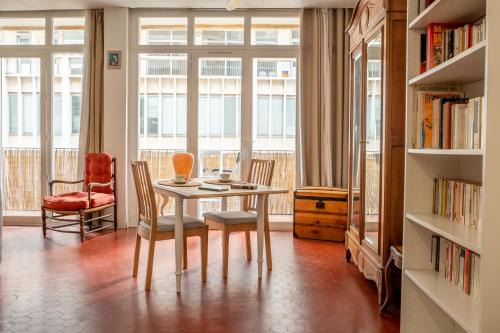 Old Town Apartamento | Escapade entre ville et mer, terrasse ensoleillée