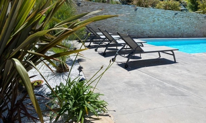 La Roque-d'Antheron Casa | Escapade Provençale Villa with Pool, Garden and Comfort for 8.