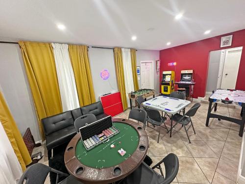 Coral Way Casa | Escape GameRoom, BAR, BBQ, Spacious,KING Bed, All Luxury mattresses, Near Beach, 6 blocks away from Bars, Nite Clubs, Res, Shops