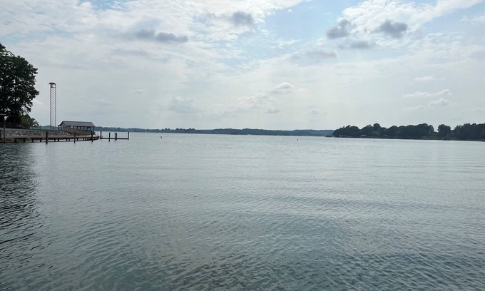 Moneta Casa | Escape Paradise! Gentle slope to the water, firepit, water skis, paddleboards