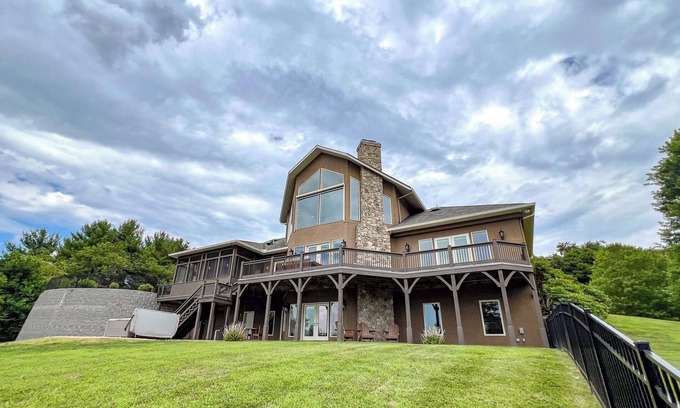 Lansing Cabina | End Your Summer on a High Note - In the Mountains @ Mount Ever After