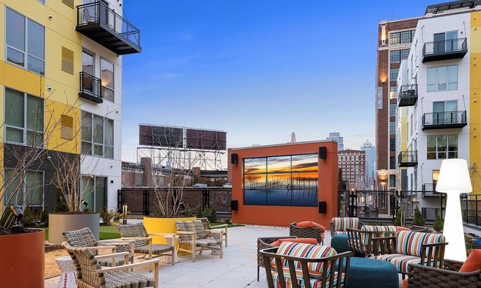 Crossroads Arts District Condominio | Escape the Everyday Hustle and Bustle in Our Gorgeous Insta-Worthy Oasis 311