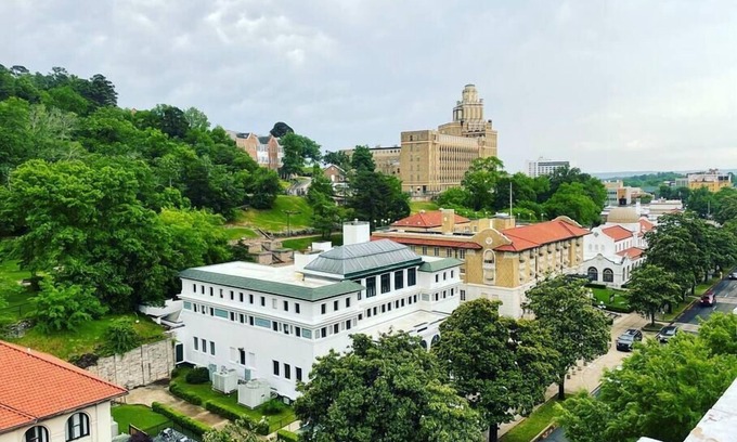 Royal Casa | Escape the Hustle and Bustle- Close to town but outside of City Limits.