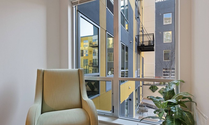 Crossroads Arts District Condominio | Escape the Ordinary and Stay in Our Exclusive Accommodation 326