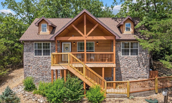Branson West Cabina | Escape to a charming 2 br cabin in Stonebridge!