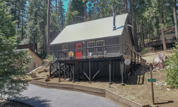 Long Barn Cabina | Escape to a cozy cabin in the pines where you can unwind, relax, and reconnect with nature.