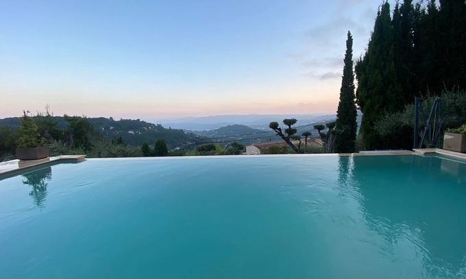 Magagnosc Apartamento | Escape to a romantic hideaway - swim in a scenic pool - unwind in nature