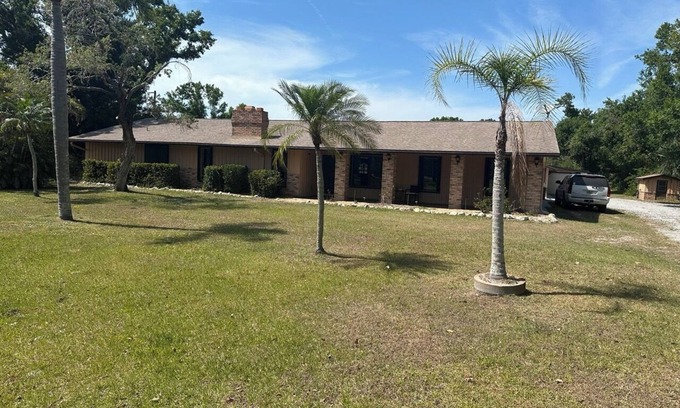 Englewood Casa | Escape to a Secluded 3-Bedroom Ranch Home with Pool, Billiards & Nearby Beaches
