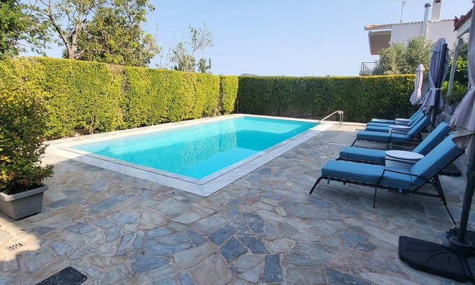 Anavyssos Villa | Escapar a una villa con piscina adecuada para parejas o familias