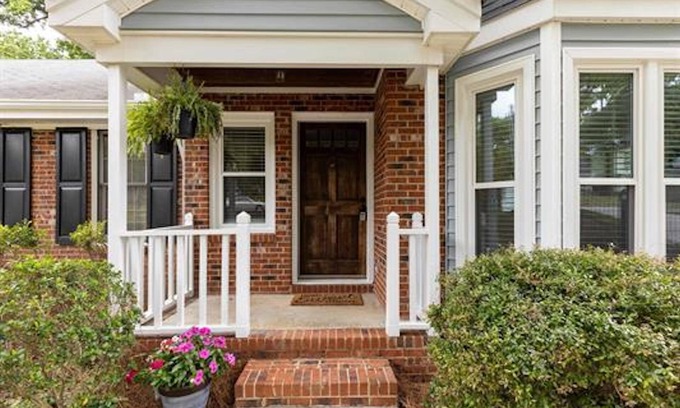 Northwest Raleigh Casa | Escape to Blue Wilderness: A stylish townhouse