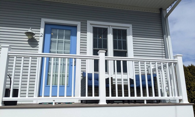Misquamicut Condominio | Escape to coastal bliss in this charming condo in Westerly—your perfect getaway!