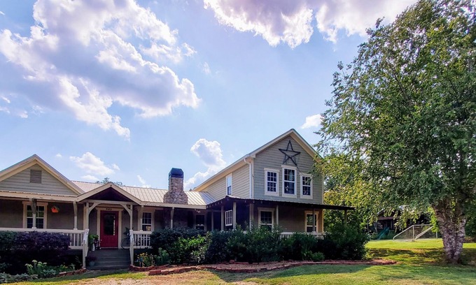 Madison County Otro | Escape to Farmhouse on 5 acres, 17 miles from Athens. Screened porch/hot tub.