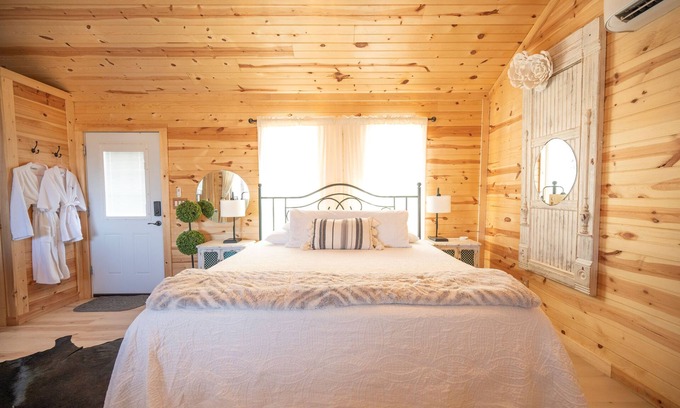 Fredericksburg Cabina | Escape to Fredericksburg's charm, and stay in the Hill Country