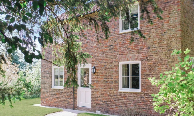 Saltmarshe Cabaña | Escape to Gardeners Cottage, a tranquil retreat on the Saltmarshe Hall Estate.