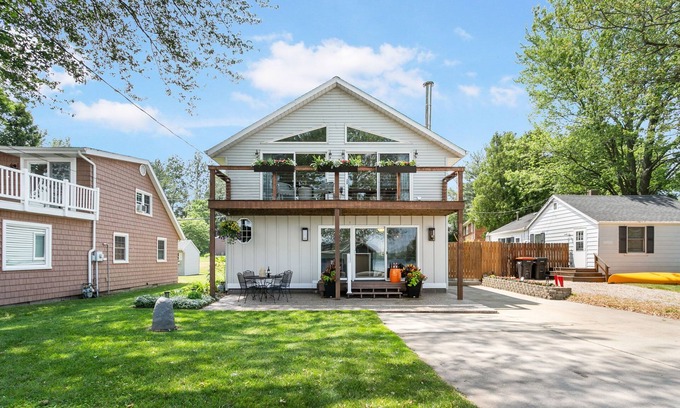 Fennville Casa | Escape to Hutchins Lake