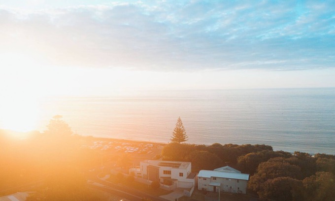 West Busselton Casa | Escape to Kings Cabin for laid-back coastal living and stunning ocean views.