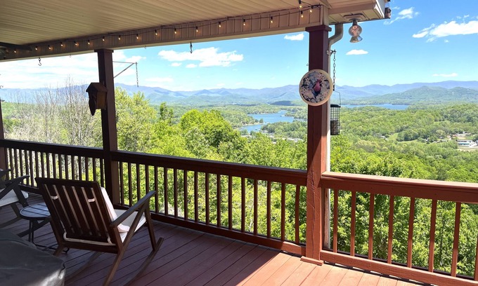 Young Harris Cabina | Escape to Lake Chatuge! Stunning views of the mountains and lake!